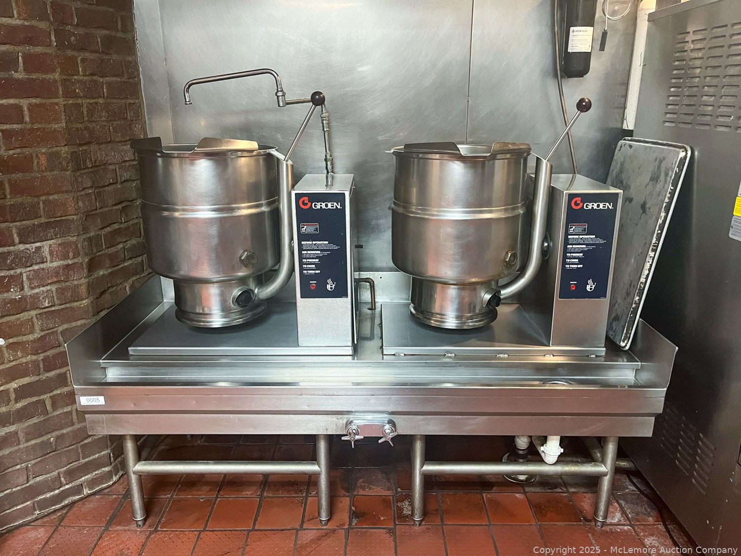 Dual Groen tilt steam kettles at the Dalts American Grill liquidation